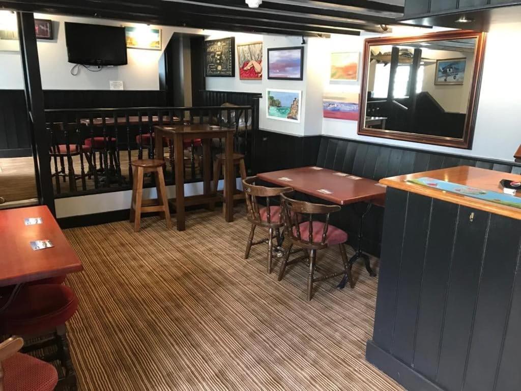 The Swordfish Inn Πενζάνς Εξωτερικό φωτογραφία